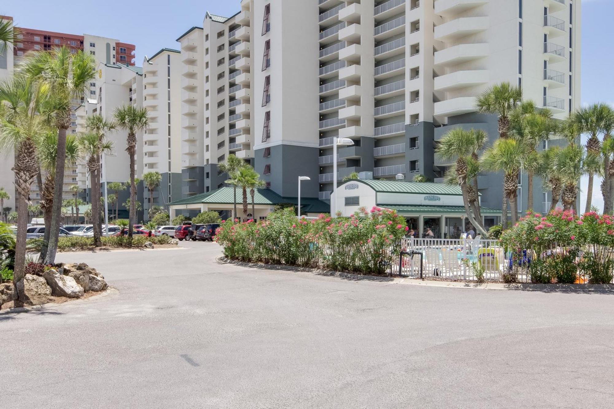 Holiday home Amazing Views! Newly Listed! Family Friendly Unit! Pools!